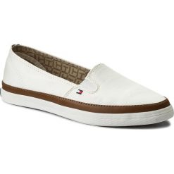 Tenisówki TOMMY HILFIGER - Iconic Kesha Slip On FW0FW01656 Whisper White 121. Białe półbuty damskie TOMMY HILFIGER, na co dzień, bez wzorów, z gumy, bez obcasa, na płaskiej podeszwie, bez zapięcia. W wyprzedaży za 219,00 zł.