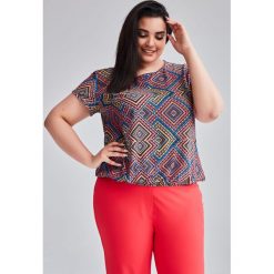 Bluzka Olga etniczny wzór duże rozmiary OVERSIZE PLUS SIZE WIOSNA. Bluzki damskie Moda Size Plus Iwanek, xxl, bez wzorów, z elastanu, biznesowe, bez kołnierzyka, plus size, bez rękawów. Za 89,90 zł.