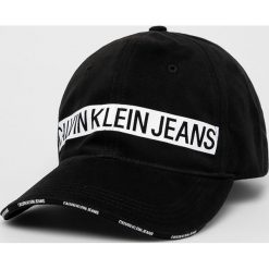 Calvin Klein Jeans - Czapka. Czarne czapki męskie Calvin Klein Jeans, bez wzorów, z bawełny. W wyprzedaży za 99,90 zł.