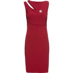 Sukienka z broszką bonprix ciemnoczerwony. Czerwone sukienki damskie bonprix, bez wzorów, eleganckie, bez kołnierzyka, bez rękawów. Za 84,99 zł.