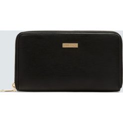 Czarny portfel basic. Czarne portfele damskie Pull&Bear. Za 49,90 zł.