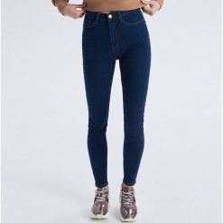 Jeansy High Waist - Granatowy. Niebieskie jeansy damskie Cropp, bez wzorów, z jeansu, z podwyższonym stanem. Za 89,99 zł.