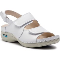 Sandały NURSING CARE - Helsinki WG910 White. Białe klapki damskie Nursing Care, bez wzorów, ze skóry, bez obcasa. W wyprzedaży za 229,00 zł.