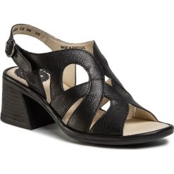 Sandały FLY LONDON - Larifly P501180000 Black. Czarne klapki damskie Fly London, bez wzorów, ze skóry, bez obcasa, na obcasie. W wyprzedaży za 359,00 zł.
