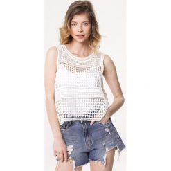 Biały Top Spicery. Białe bluzki damskie Born2be, s, bez wzorów, bez kołnierzyka. Za 39,99 zł.