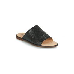 Klapki Clarks BAY PETAL. Czarne klapki damskie Clarks, bez wzorów, bez obcasa. W wyprzedaży za 247,20 zł.