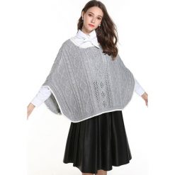 Sweter w kolorze szarym. Szare swetry damskie Swetry na chłodne dni, bez wzorów, ze splotem, bez rękawów, bez kaptura. W wyprzedaży za 114,95 zł.