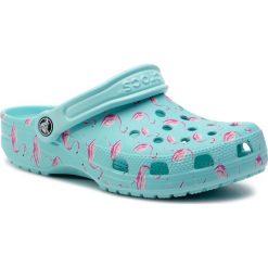 Klapki CROCS - Classic Seasonal Graphic Clog 205706 Ice Blue/Pink. Niebieskie klapki damskie Crocs, bez wzorów, z tworzywa sztucznego, bez obcasa. W wyprzedaży za 149,00 zł.