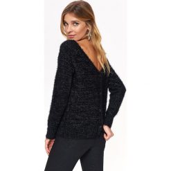 Błyszczący sweter damski z dekoltem na plecach. Czarne swetry damskie Top Secret, na zimę, bez wzorów, z dzianiny, eleganckie, z długim rękawem, długie, bez kaptura. W wyprzedaży za 49,99 zł.