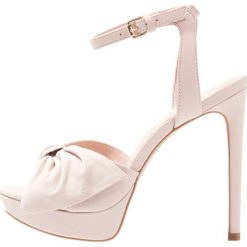 ALDO SUBLIMITY Sandały na obcasie light pink. Czerwone rzymianki damskie ALDO, z materiału, na obcasie. Za 459,00 zł.