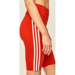Adidas Originals - Szorty. Czerwone spodenki sportowe damskie adidas Originals, bez wzorów, z elastanu, sportowe. Za 129,90 zł.