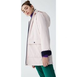 Płaszcz przeciwdeszczowy z futrzaną podszewką i kapturem. Różowe kurtki damskie Pull&Bear, bez wzorów, z futra. Za 199,00 zł.