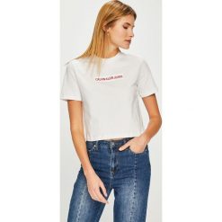 Calvin Klein Jeans - Top. Białe bluzki z odkrytymi ramionami marki Calvin Klein Jeans, s, z nadrukiem, z bawełny, z okrągłym kołnierzem. Za 229,90 zł.