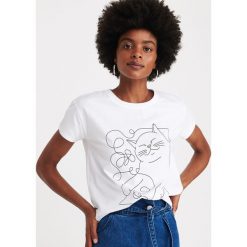 T-shirt z rysunkowym nadrukiem - Biały. Białe t-shirty damskie Reserved, s, z nadrukiem, bez kołnierzyka. Za 39,99 zł.