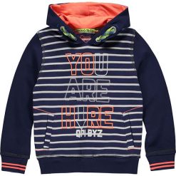Sweter "Kendrick" w kolorze granatowym. Niebieskie swetry chłopięce Quapi Kidswear, w paski, z kapturem. W wyprzedaży za 67,95 zł.