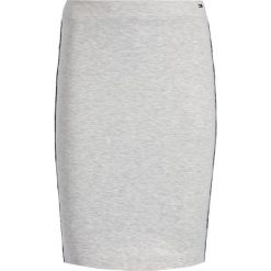 Spódnica ołówkowa Tommy Jeans Tjw Piping DW0DW06872. Niebieskie spódniczki damskie Tommy Jeans, xs, bez wzorów, z elastanu, mini, ołówkowe. W wyprzedaży za 179,00 zł.