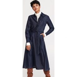 Jeansowa sukienka - Granatowy. Niebieskie sukienki damskie Reserved, bez wzorów, z jeansu, bez kołnierzyka, bez rękawów. Za 159,99 zł.