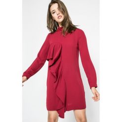 Silvian Heach - Sukienka. Czerwone sukienki damskie Silvian Heach, na co dzień, s, bez wzorów, z poliesteru, eleganckie, z golfem, bez rękawów, mini, proste. W wyprzedaży za 179,90 zł.