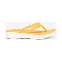 Skechers On The Go Japonki Żółty. Żółte klapki damskie Skechers, w paski, z materiału, bez obcasa. Za 237,95 zł.