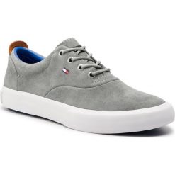 Tenisówki TOMMY HILFIGER - Core Thick Suede Sneaker FM0FM02050 Griffin 991. Szare półbuty męskie TOMMY HILFIGER, bez wzorów, z zamszu, eleganckie, bez zapięcia. Za 449,00 zł.
