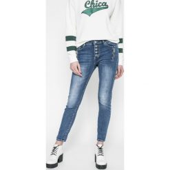 Answear - Jeansy Sporty Fusion. Niebieskie jeansy damskie ANSWEAR, s, z aplikacjami, z elastanu. W wyprzedaży za 79,90 zł.
