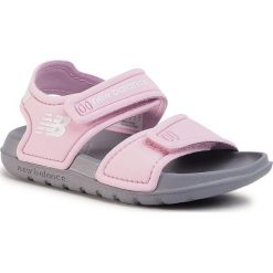 Sandały NEW BALANCE - IOSPSDPN Różowy. Różowe sandały dziewczęce New Balance, z tworzywa sztucznego, bez zapięcia. W wyprzedaży za 79,00 zł.