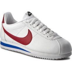 Buty NIKE - Classic Cortez Leather 807471 103 White/Varsity Red. Białe buty sportowe damskie Nike, na co dzień, bez wzorów, ze skóry ekologicznej, bez obcasa, bez zapięcia. W wyprzedaży za 339,00 zł.