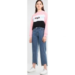 Bluzy rozpinane damskie: Fila ANGELA CREW Bluza coral blush/bright white/black