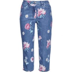 Dżinsy rybaczki w kwiaty bonprix niebieski "bleached" z nadrukiem. Niebieskie jeansy damskie bonprix. Za 99,99 zł.