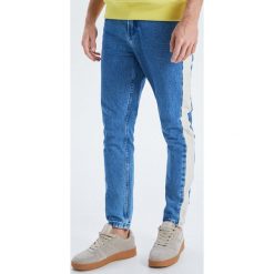 Jeansy carrot fit z lampasem - Niebieski. Niebieskie jeansy męskie marki Cropp. Za 129,99 zł.