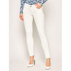 Jeansy Skinny Fit Guess Marilyn W0GA41 D3XV2. Białe jeansy damskie Guess. W wyprzedaży za 289,00 zł.