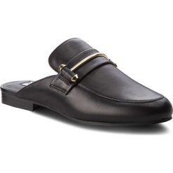 Klapki STEVE MADDEN - Kera Flat SM11000029 Black Leather. Czarne klapki damskie Steve Madden, z aplikacjami, ze skóry ekologicznej, bez obcasa, na obcasie. W wyprzedaży za 269,00 zł.