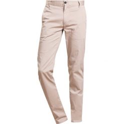 Emporio Armani Chinosy oxford beige. Brązowe chinosy męskie Emporio Armani, z bawełny. W wyprzedaży za 379,50 zł.