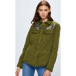 Guess Jeans - Kurtka. Zielone kurtki damskie marki Guess Jeans, s, z aplikacjami, z elastanu. W wyprzedaży za 359,90 zł.