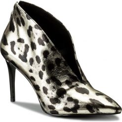 Szpilki GUESS - Boana FLBOA3 LEP09 LEOPA. Żółte botki damskie skórzane marki Guess, na obcasie. W wyprzedaży za 389,00 zł.
