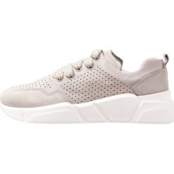 Bronx Sneakersy niskie offwhite. Szare trampki i tenisówki damskie marki Bronx, bez wzorów, ze skóry, bez zapięcia. Za 519,00 zł.