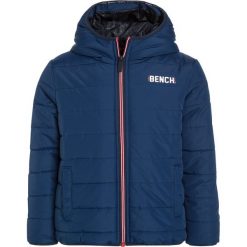 Bench INSULATOR Kurtka zimowa navy blue. Niebieskie kurtki chłopięce Bench, na zimę, z poliesteru. W wyprzedaży za 254,25 zł.