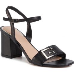 Sandały GUESS - Mack FL6MCK LEA03 BLACK. Czarne klapki damskie Guess, z aplikacjami, ze skóry ekologicznej, bez obcasa, na obcasie. Za 639,00 zł.