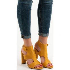 SEKSOWNE SANDAŁKI NA OBCASIE. Czerwone sandały damskie Ideal Shoes, bez wzorów, bez obcasa, na obcasie, bez zapięcia. Za 99,90 zł.