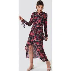 NA-KD Trend Asymetryczna sukienka z wiązaniem - Multicolor. Szare sukienki damskie NA-KD Trend, bez wzorów, z asymetrycznym kołnierzem, z długim rękawem, długie, maxi, asymetryczne. Za 100,95 zł.