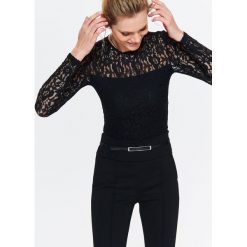 DAMSKIE KORONKOWE BODY. Czarne bluzki damskie Top Secret, w koronkowe wzory, z koronki, eleganckie, bez kołnierzyka, z długim rękawem. W wyprzedaży za 24,99 zł.