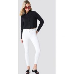 Spodnie damskie: Trendyol Jeansy skinny z haftem - White