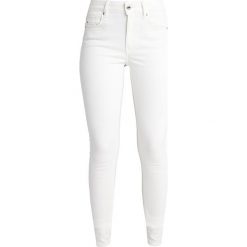 GStar Jeans Skinny Fit yield white ultimate stretch denim. Białe rurki damskie marki G-Star. W wyprzedaży za 365,40 zł.