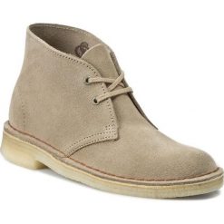 Trzewiki CLARKS - Desert Boot 261069414 Sand. Brązowe botki damskie skórzane marki Clarks, na obcasie. W wyprzedaży za 329,00 zł.