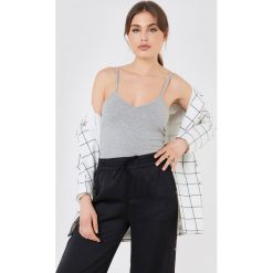 NA-KD Basic Koszulka z dekoltem V Basic - Grey. Szare koszulki damskie marki NA-KD Basic, bez wzorów, bez kołnierzyka, bez rękawów. W wyprzedaży za 22,40 zł.