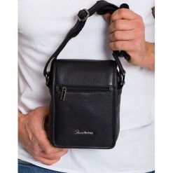 Skórzana saszetka męska torba na ramię listonoszka 504-NDM-PA BLACK. Czarne torby męskie skórzane PIERRE ANDREUS, w paski, ze skóry, eleganckie, na ramię, małe. Za 228,90 zł.