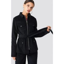 NA-KD Trend Sztruksowa marynarka z wiązaniem - Black. Czarne marynarki damskie NA-KD Trend, w paski, z bawełny. Za 242,95 zł.