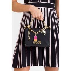 TOREBKA Versace Jeans Couture. Czarne torebki worki damskie Versace Jeans Couture, z aplikacjami, z jeansu, na ramię, z aplikacjami. Za 739,00 zł.