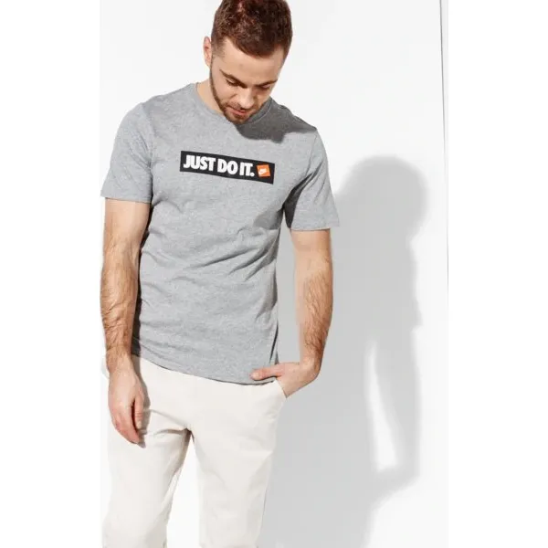 Nike Koszulka Ss M Nsw Tee Hbr 1 , szary, rozmiar XXL. Szare koszulki męskie Nike, xxl, z napisami, z bawełny, klasyczne, z klasycznym kołnierzykiem, z krótkim rękawem, krótkie. W wyprzedaży za 79,99 zł.