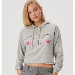 Krótka bluza z kocim nadrukiem - Jasny szary. Szare bluzy damskie Sinsay, s, z nadrukiem, z krótkim rękawem, krótkie, bez kaptura. Za 39,99 zł.